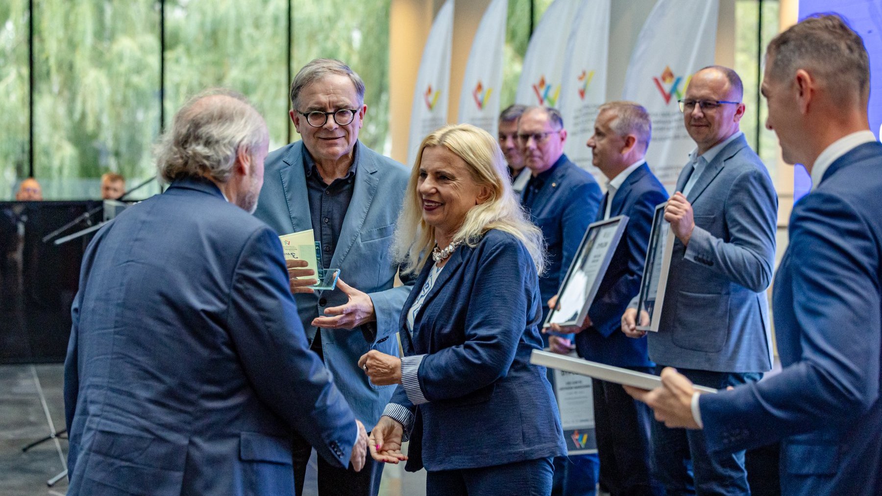 Przedstawiciele klubu OŚ AZS Poznań odbierający wyróżnienie z rąk Katarzyny Kretkowskiej z zarządu Województwa Wielkopolskiego