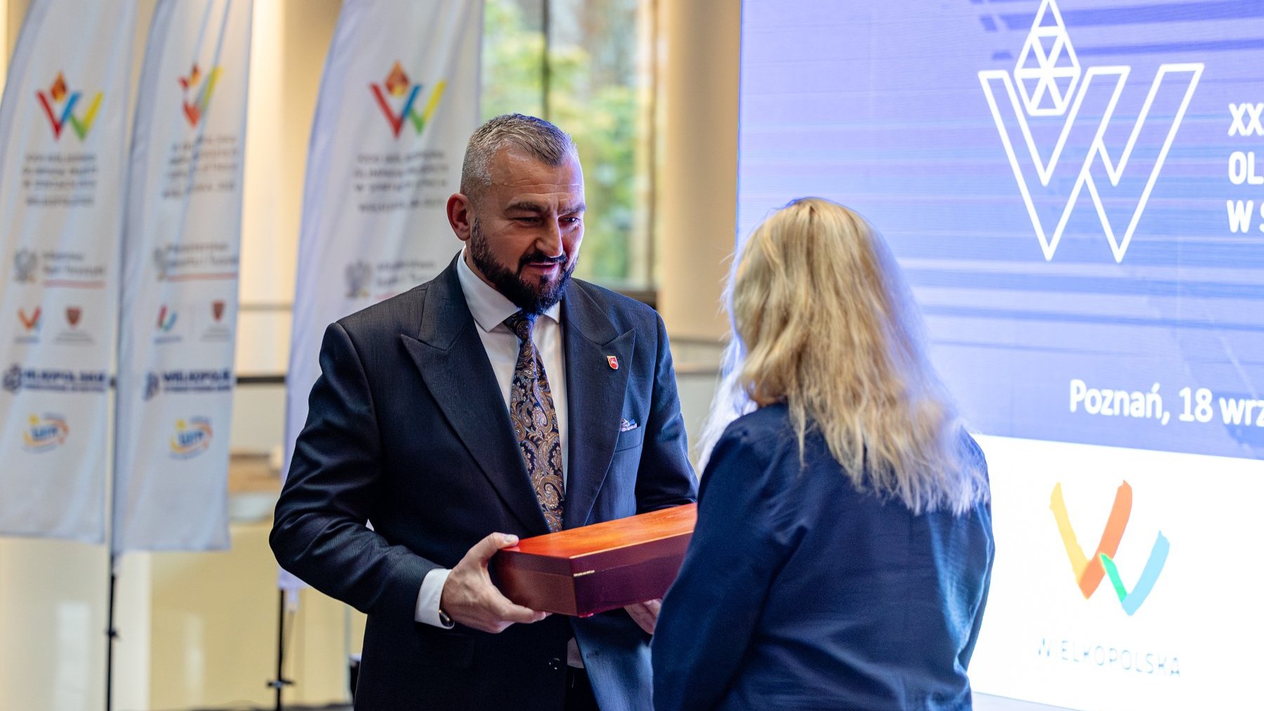 Jarosław Kwasek z zarządu Województwa Lubelskiego odbiera flagę PKOl