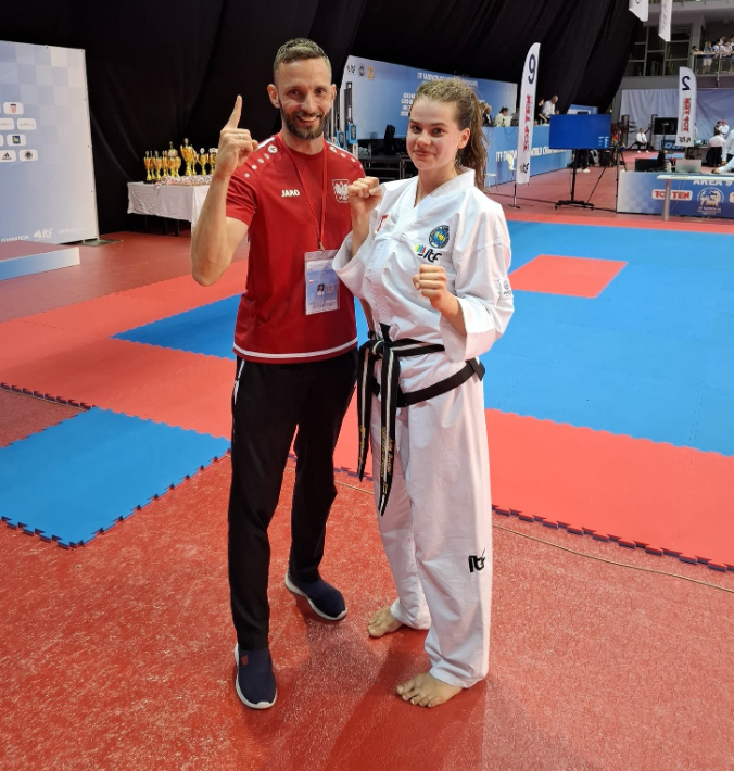 Na zdjęciu mistrzyni Julia Świder wraz z Jarosławem Wójcikiem - grafika artykułu