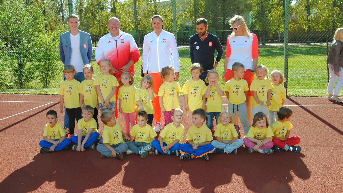 dzieci wraz z olimpijczykami