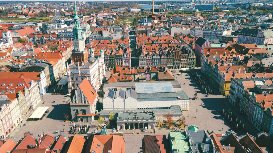 Zdjęcie przedstawia panormaiczny widok starego rynku w poznaniu, zdjęcie robione z wysokości