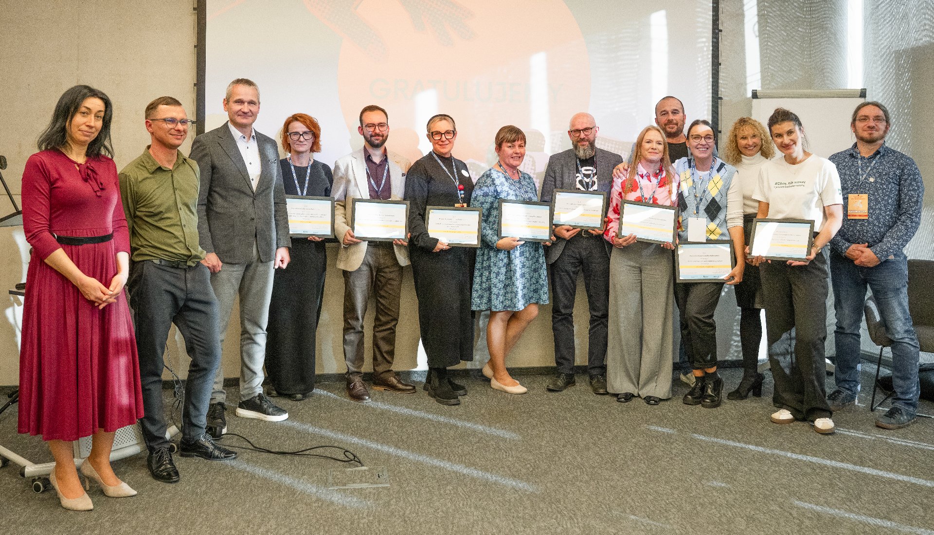 Na zdjęciu grupa ludzi pozujących do obiektywu - grafika artykułu