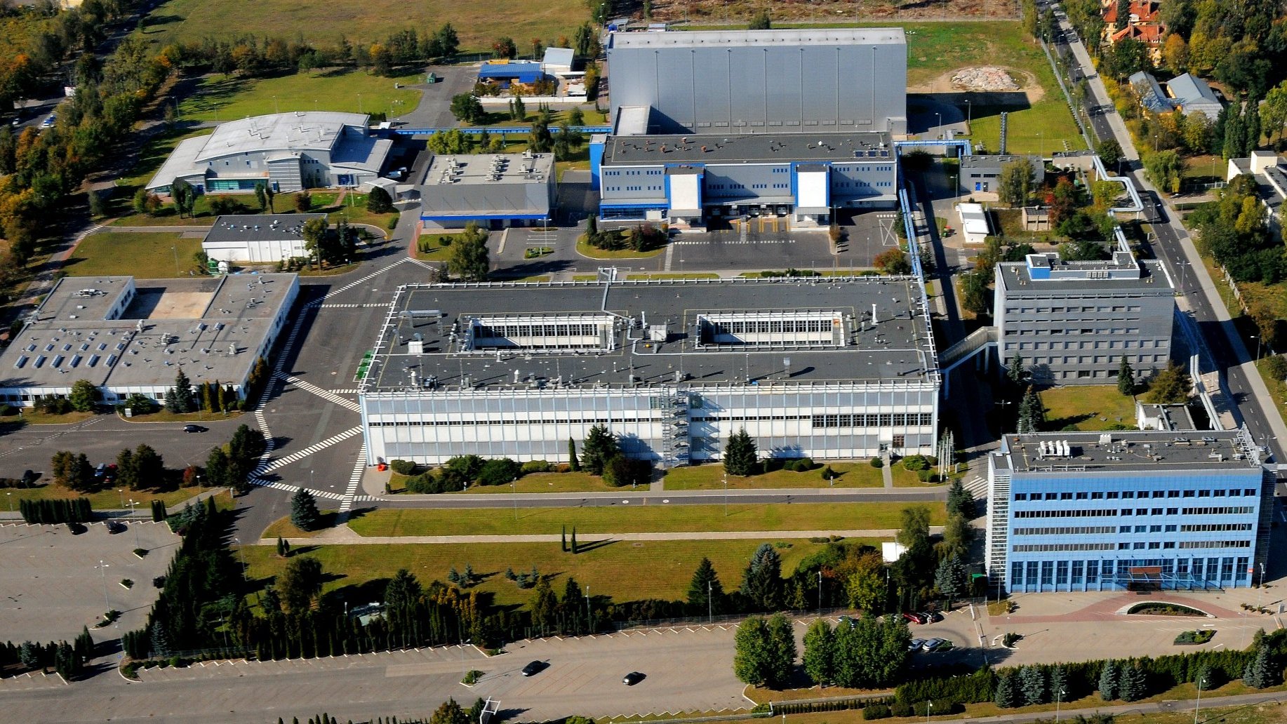 Delpharm Poznań, czyli dawna fabryka leków GSK w Poznaniu od końca października 2021 roku należy do francuskiej grupy Delpharm, czyli wiodącego wytwórcy kontraktowego (CMO) w branży farmaceutycznej na świecie.