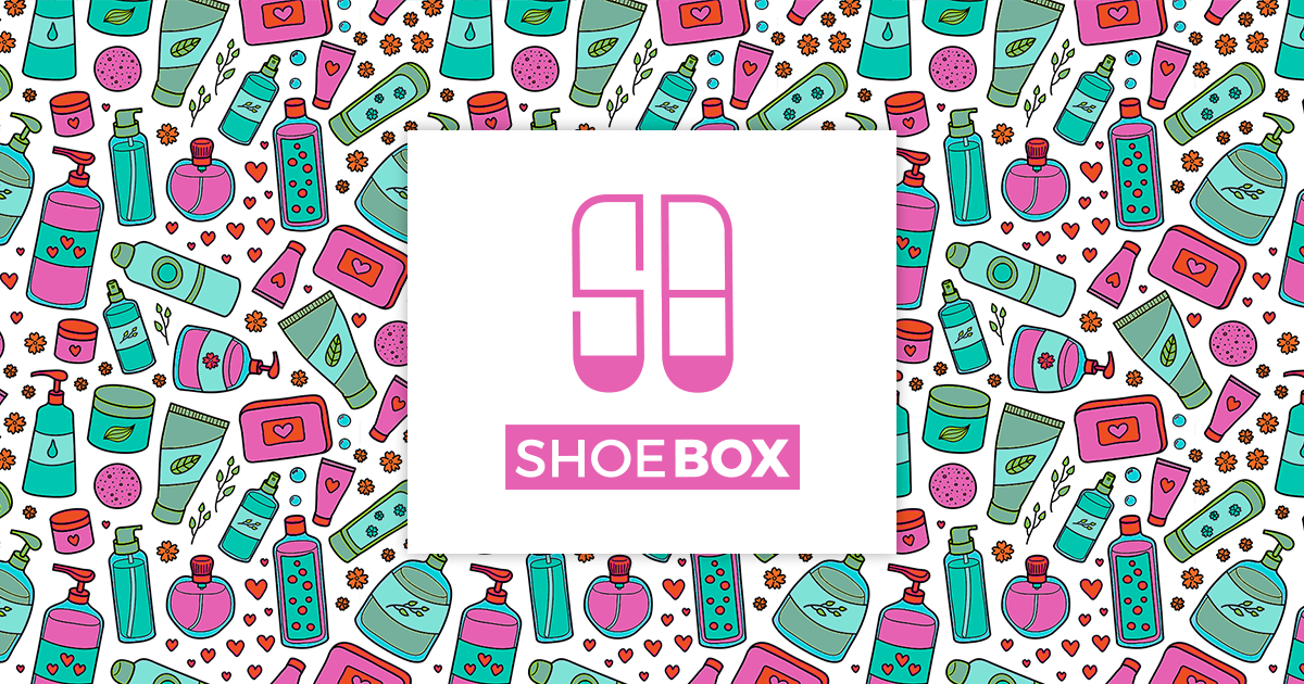 Logotyp akcji Shoebox. W tle znajdują się ilustracje różnych kosmetyków. - grafika artykułu