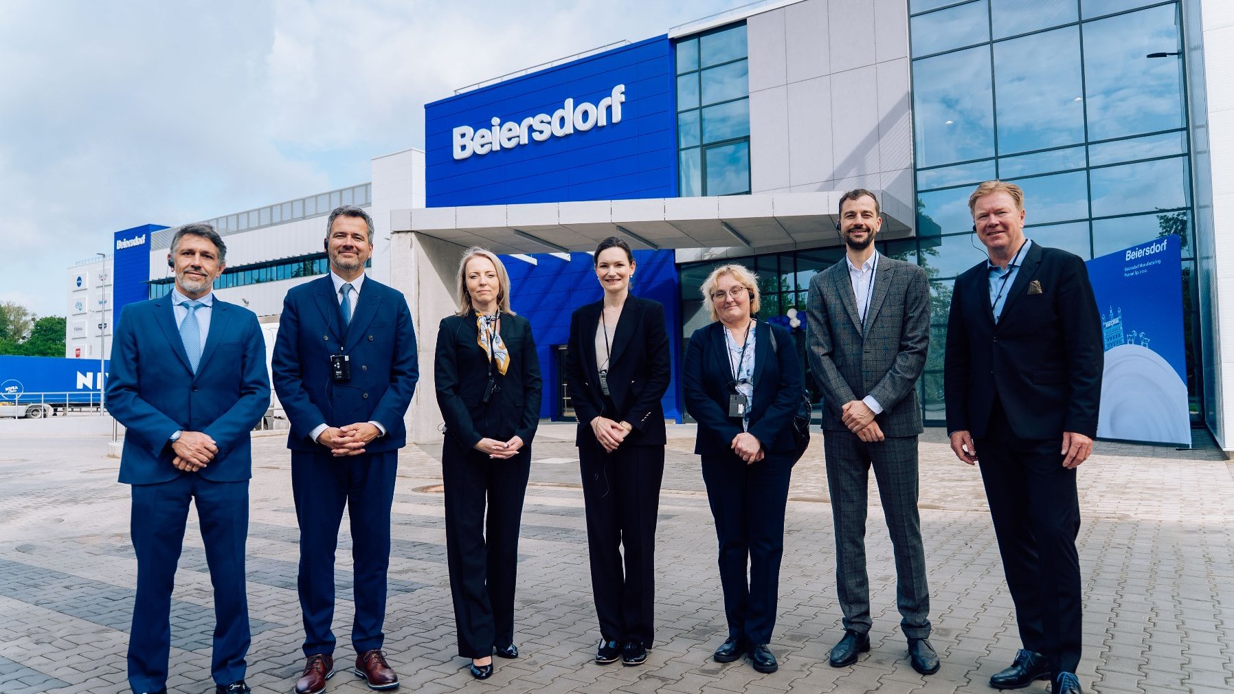 Zarząd Beiersdorf z Zastępczynią Prezydenta Miasta Poznań Natalią Weremczuk, Dyrektor Departamentu Gospodarki Urzędu Marszałkowskiego oraz Dyrektor Fabryki