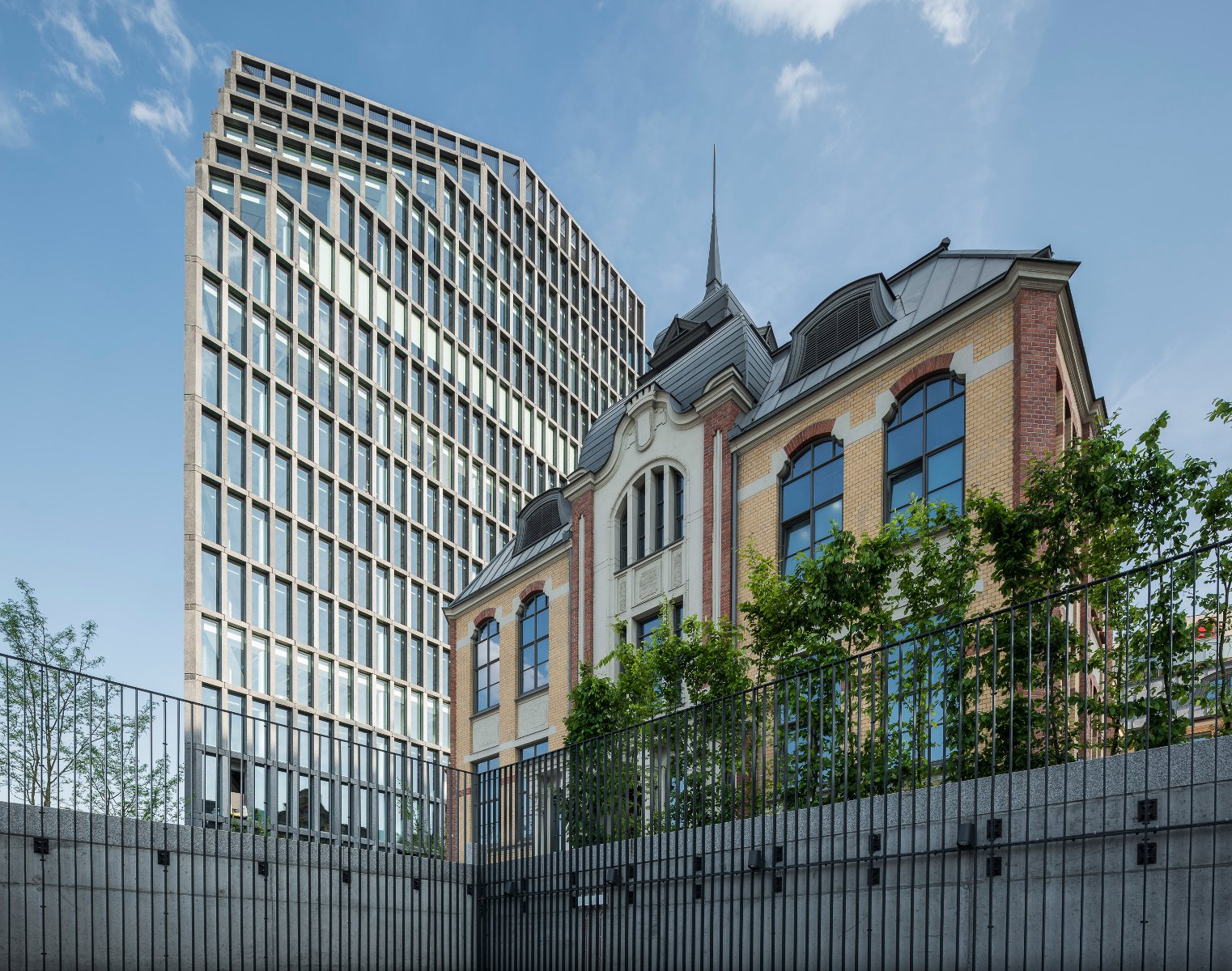 Biurowiec Bałtyk w Poznaniu. Obok klasycystyczny budynek. - grafika artykułu