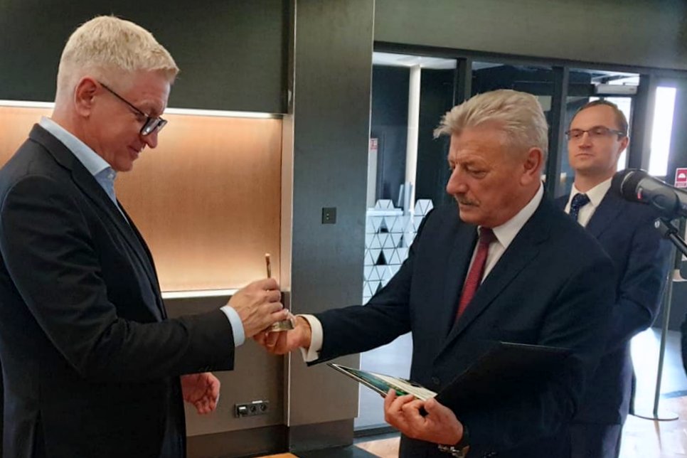Na zdjęciu Jacek Jaśkowiak, prezydent Poznania, odbiera Złotą Wajchę od Wojciecha Tulibackiego - grafika artykułu