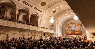 Galeria zdjęć przedstawia galę z okazji 75-lecia Filharmonii Poznańskiej.