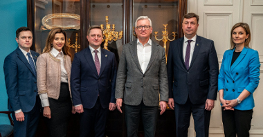 Zdjęcie przedstawia grupę osób pozujących do zdjęcia, wśród nich m.in. Jacek Jaśkowiak, prezydent Poznania oraz Wasyl Zwarycz, ambasador Ukirany w Polsce.