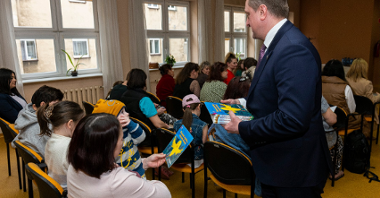 Wasyl Zwarycz, ambasador Ukrainy w Polsce wręcza dzieciom i młodzieży książki.