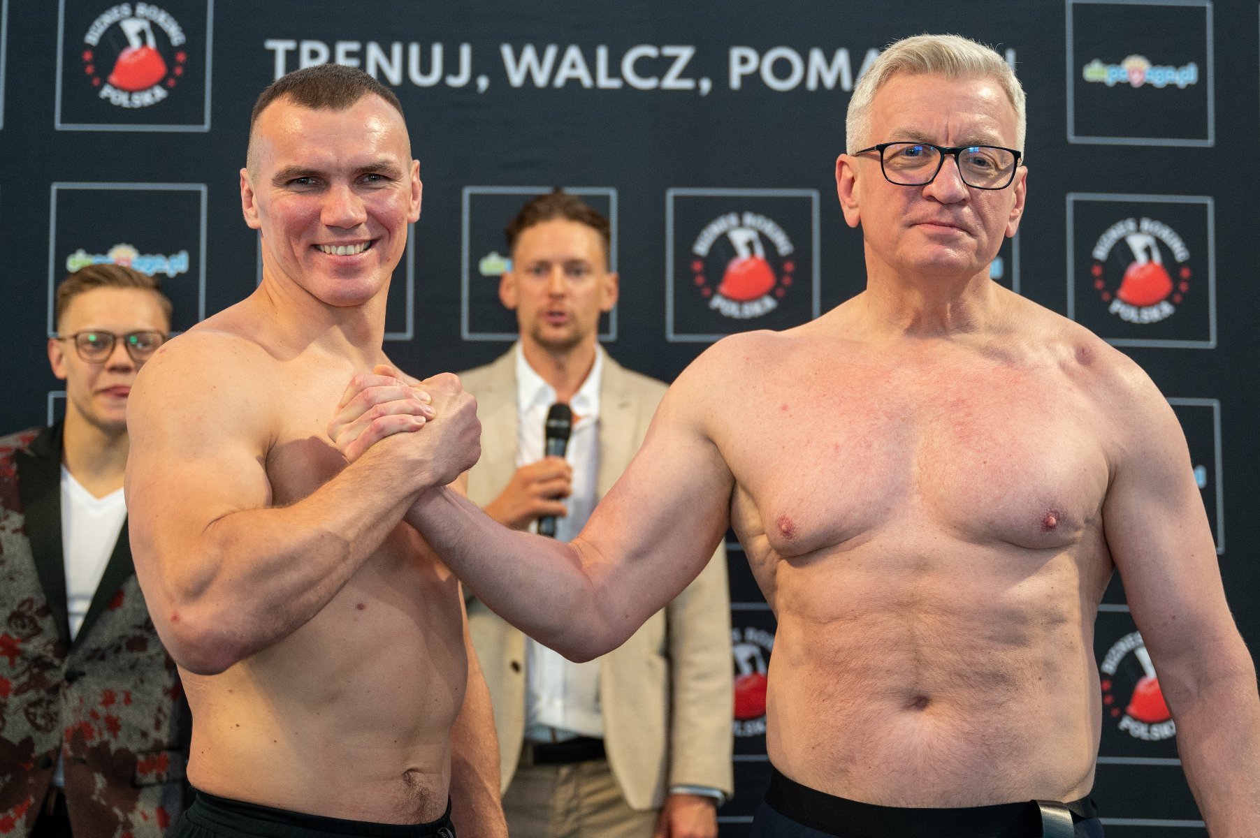Dwóch mężczyzn bez koszulek podaje sobie ręce - pięściarz i prezydent Poznania - grafika artykułu