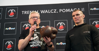 Na zdjęciu prezydent Poznania trzymający rękawice bokserskie, obok Mateusz Masternak