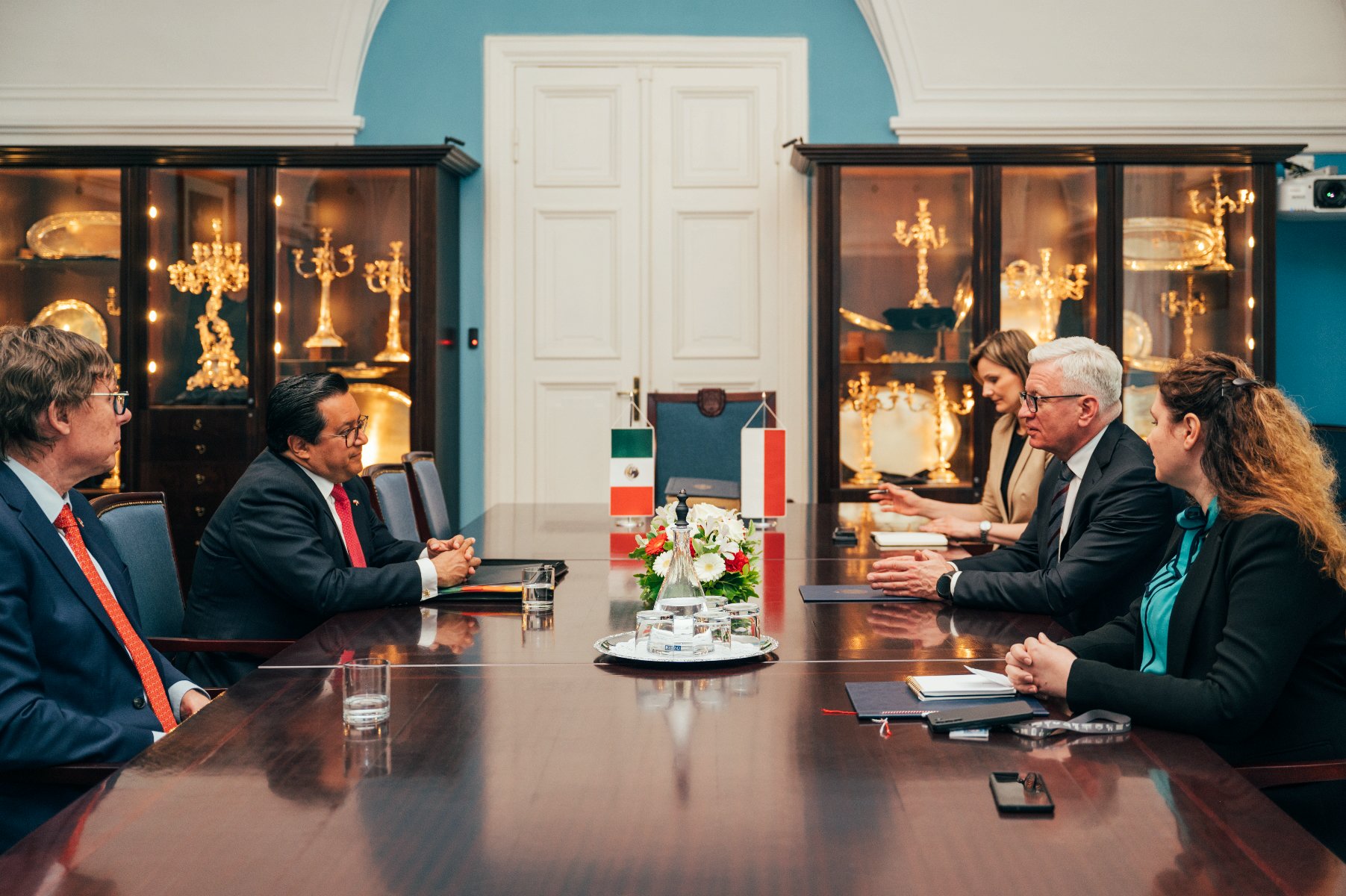 Na zdjęciu prezydent Poznania i ambasador Meksyku rozmawiają przy stole - grafika artykułu