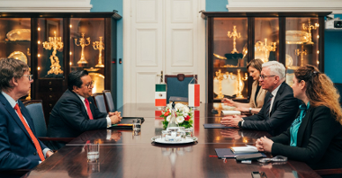 Na zdjęciu prezydent Poznania i ambasador Meksyku rozmawiają przy stole