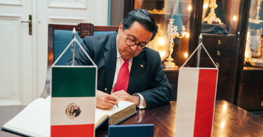 Na zdjęciu ambasador Meksyku wpisuje się do księgi pamiątkowej