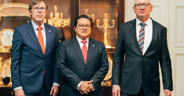 Na zdjęciu prezydent Poznania i dwóch innych mężczyzn pozują do zdjęcia