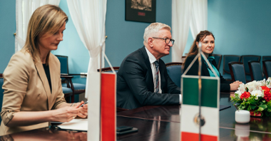 Na zdjęciu prezydent Poznania siedzący przy stole, słuchający ambasadora