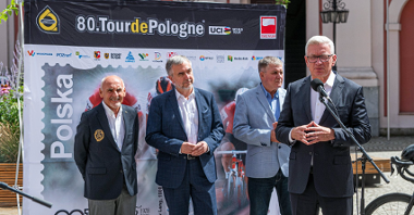 Na zdjęciu czterech mężczyzn podczas konferencji prasowej, w tle ścianka z napisem Tour de Pologne