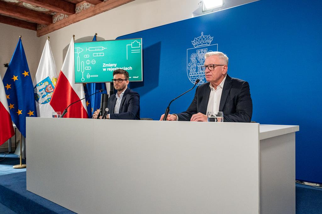 Na zdjęciu dwóch mężczyzn za stołem konferencyjnym: prezydent Poznania i dyrektor POSUM - grafika artykułu