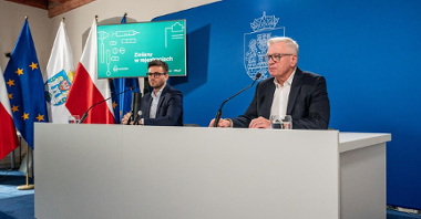 Na zdjęciu dwóch mężczyzn za stołem konferencyjnym: prezydent Poznania i dyrektor POSUM