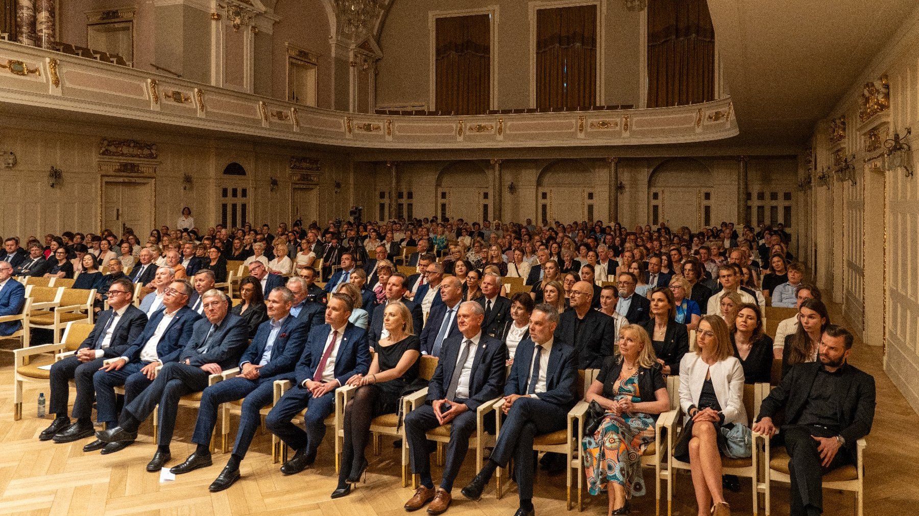 Na zdjęciu publiczność siedząca w dużej sali
