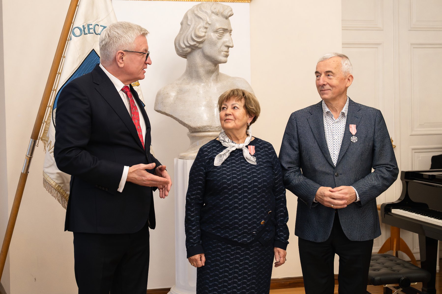 Na zdjęciu para małżonków i prezydent Poznania, rozmawiają - grafika artykułu