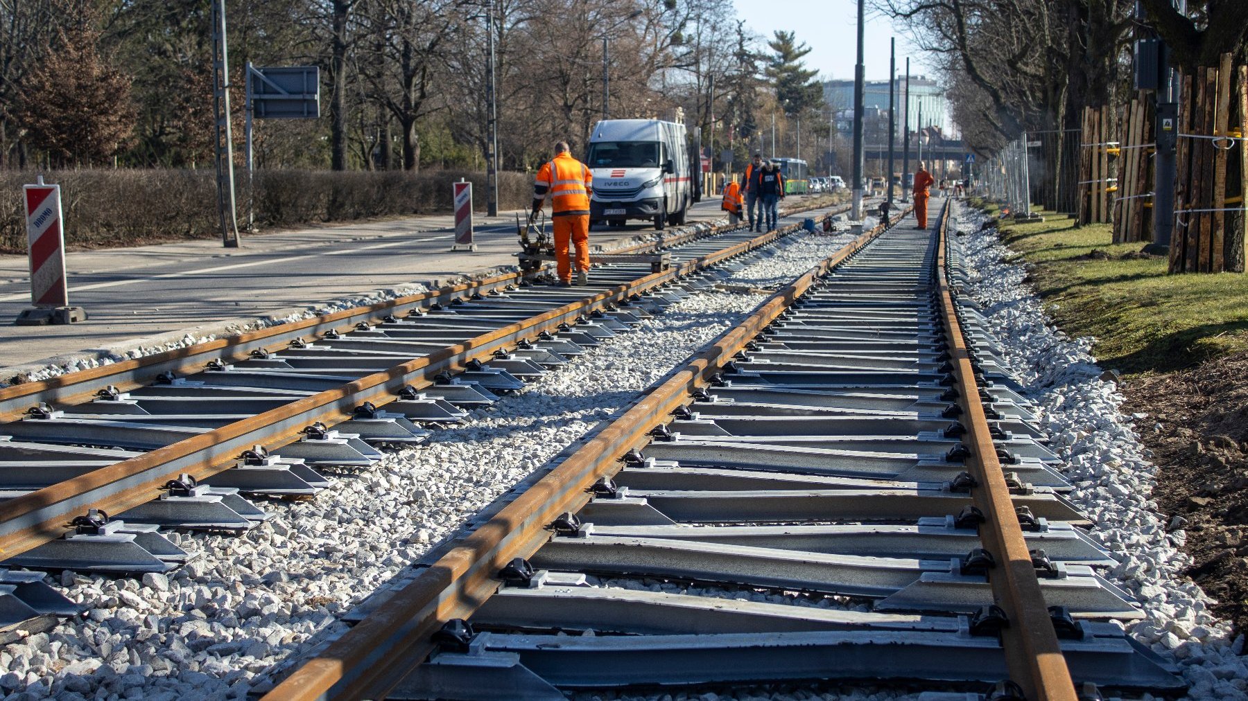 Nowe torowisko wzdłuż alei drzew przy al. Wielkopolskiej podczas remontu
