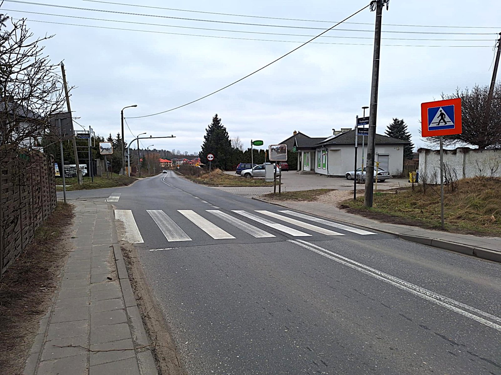 Skrzyżowanie ulic: Lubczykowej, Naramowickiej, Radojewo i Łopianowej przed przebudową, widoczne przejście dla pieszych i lustra drogowe - grafika artykułu