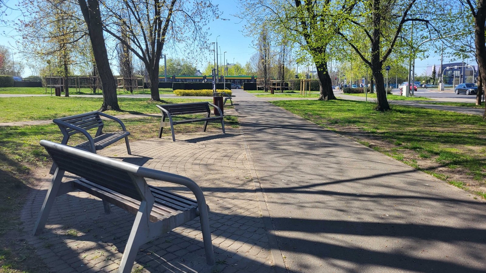 Na zdjęciu ławki przy drodze rowerowej w parku
