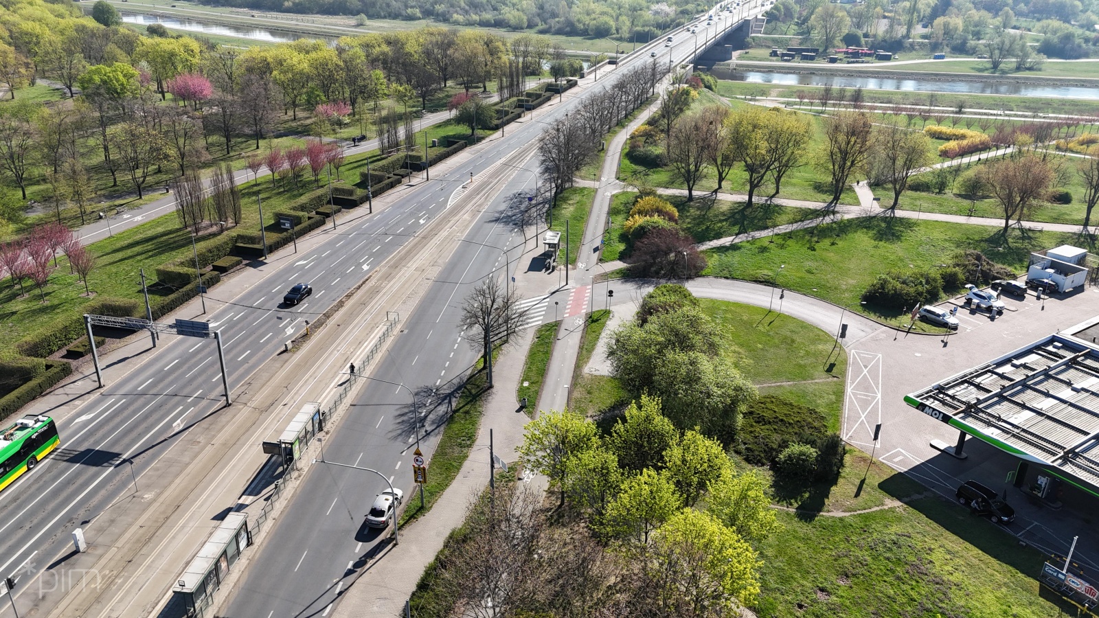 Na zdjęciu nowe drogi rowerowe wzdłuz ul. Królowej Jadwigi widziane z lotu ptaka - grafika artykułu