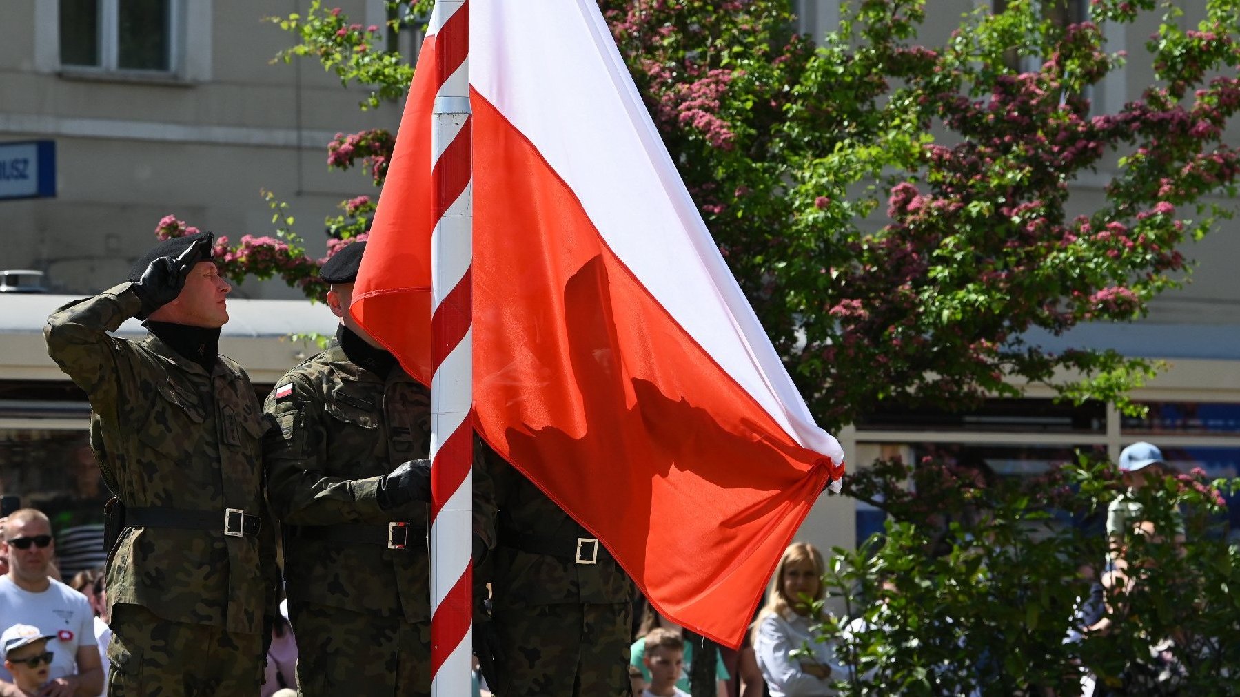 Uroczystość podniesienia flagi podczas obchodów rocznicy uchwalenia Konstytucji 3 maja