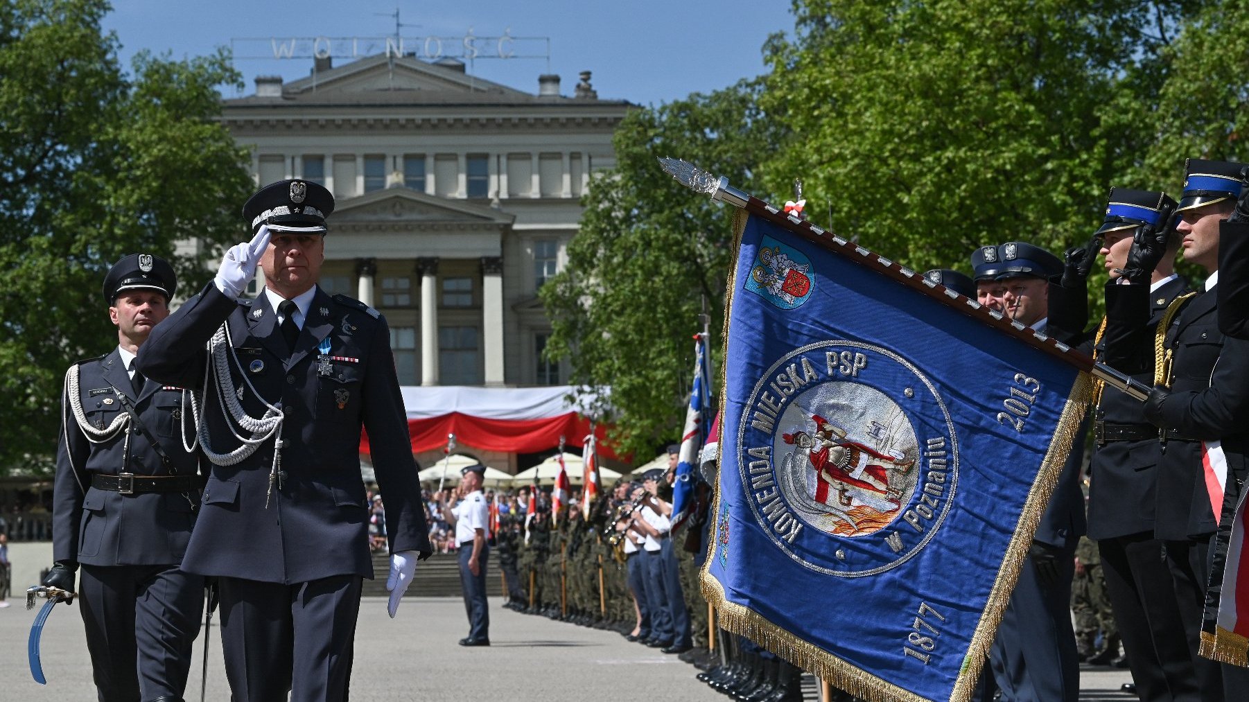 Kompania Reprezentacyjna Sił Powietrznych z Dęblina na placu Wolności, w tle budynek Arkadii