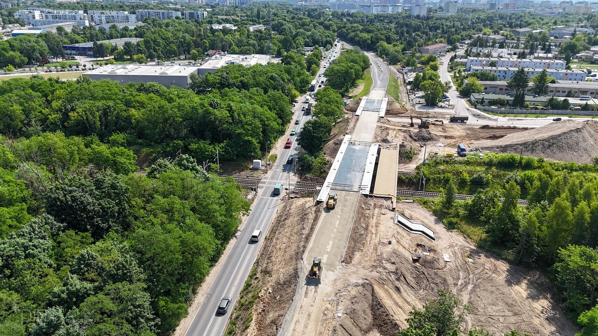 Widok z lotu ptaka na budpowany wiadukt wzdłuż ul. Lutyckiej i stary ślad tej drogi - grafika artykułu