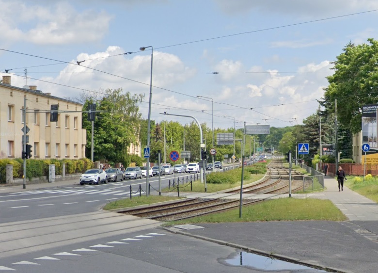 Ulica Pułaskiego - dwie jezdnie, pas zieleni i torosisko tramwajowe - grafika artykułu