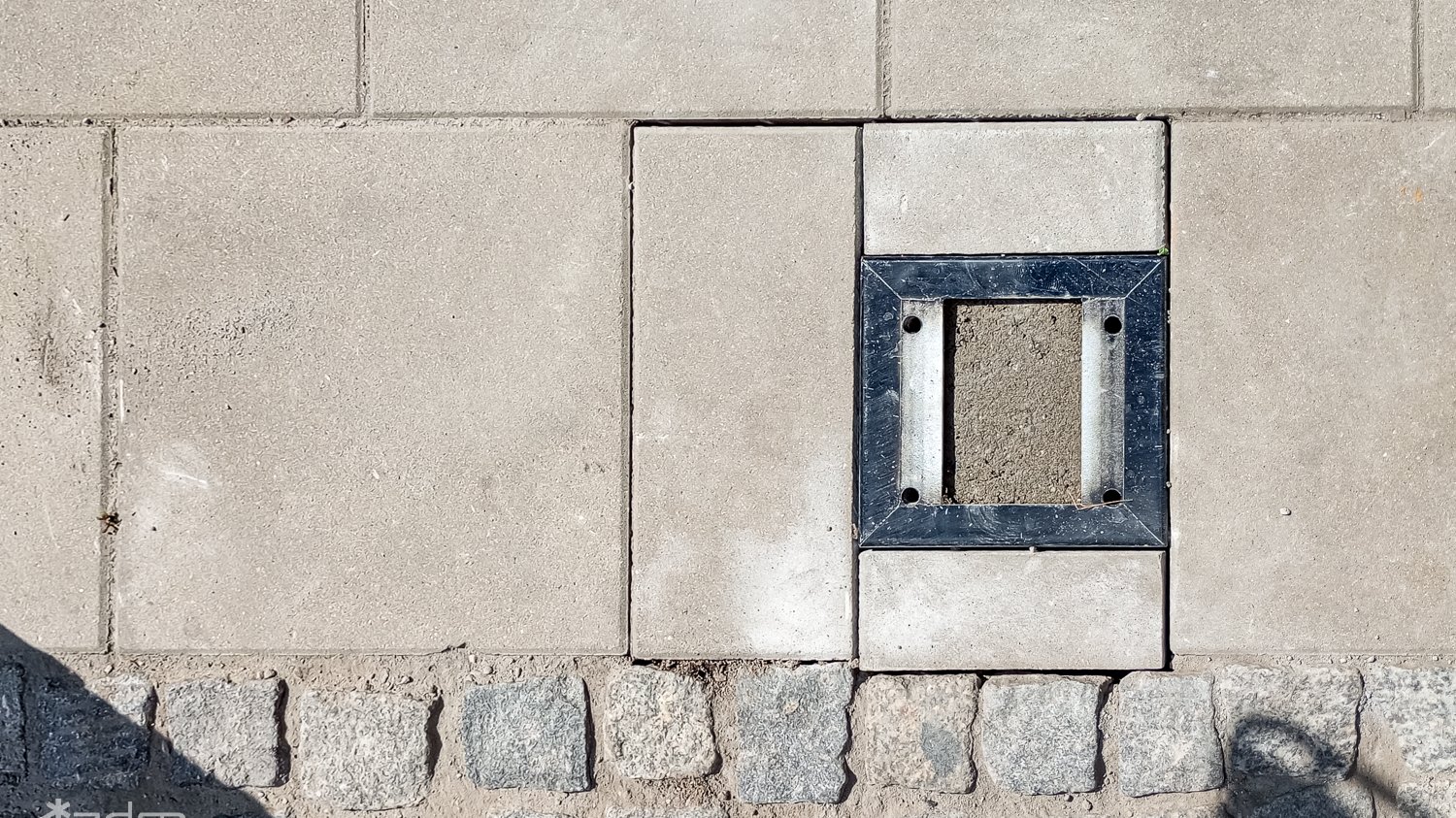 Miejsce pod parkomat w chodniku z płytek betonowych - widok z góry