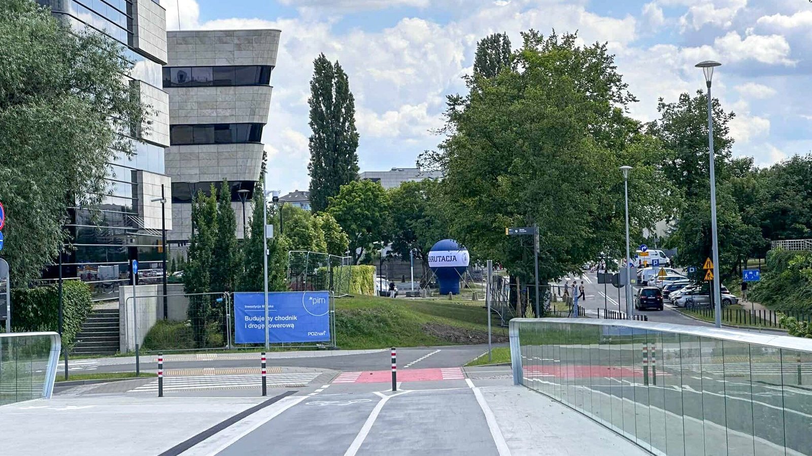 Na zdjęciu droga rowerowa, w tle budynki politechniki