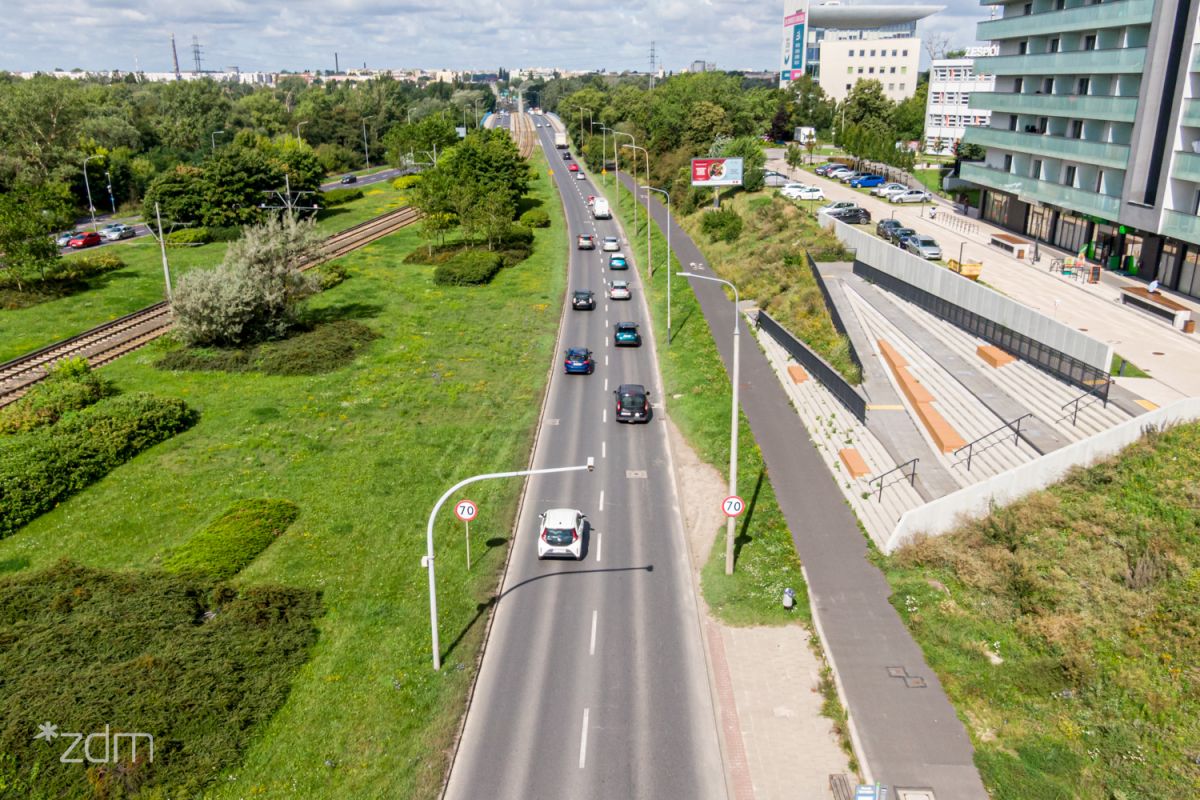 Galeria zdjęć zniszczonej nawierzchni ul. Hetmańskiej przed remontem - grafika artykułu