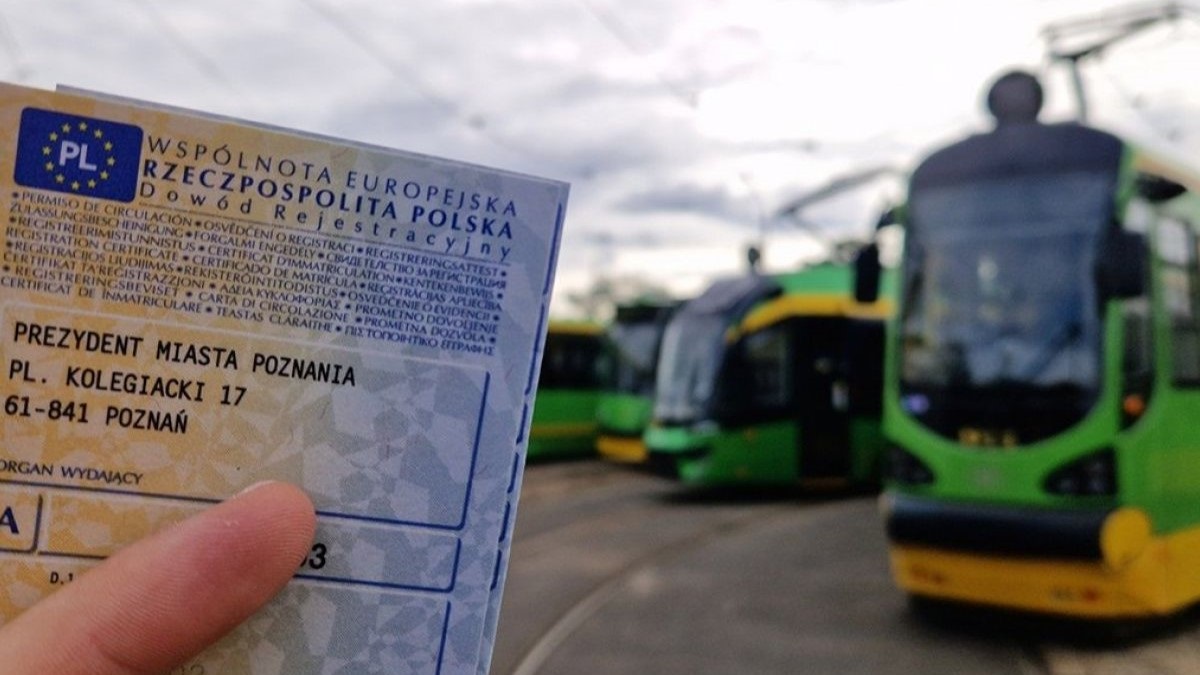 Osoba trzyma dowód rejestracyjny. w tle tramwaje - grafika artykułu