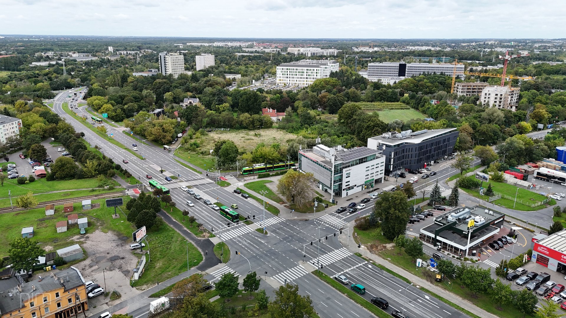 Zdjęcie pokazujące teren, po którym przebiegnie trasa tramwajowa na ul. Wrzoska