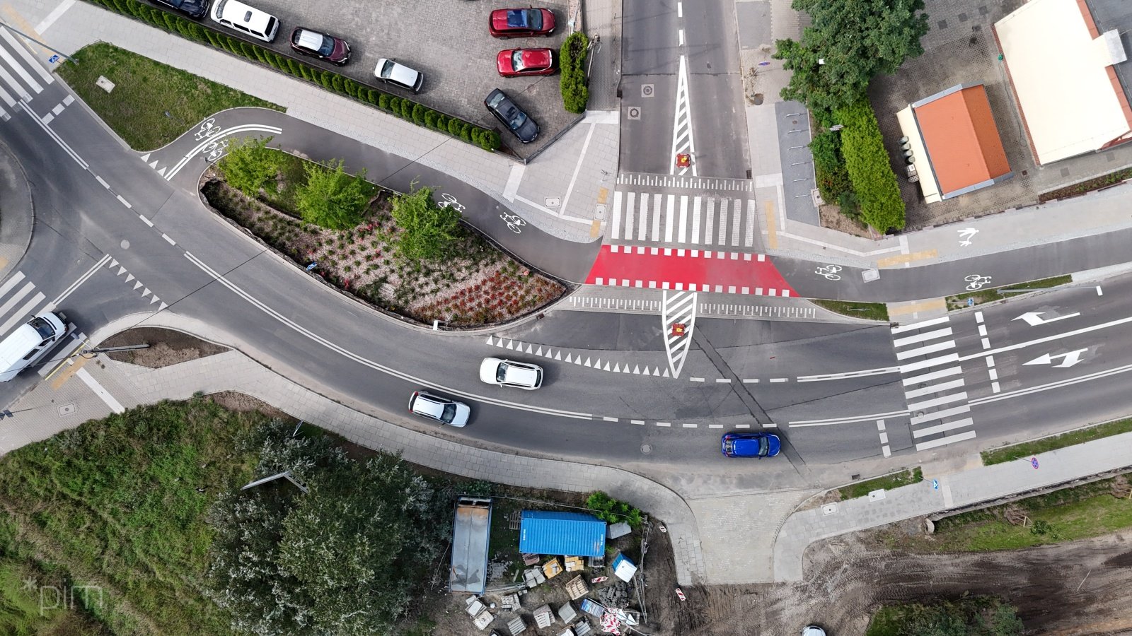Nowa droga rowerowa wzdłuż ul. Dmowskiego. Zdjęcie pionowo z drona