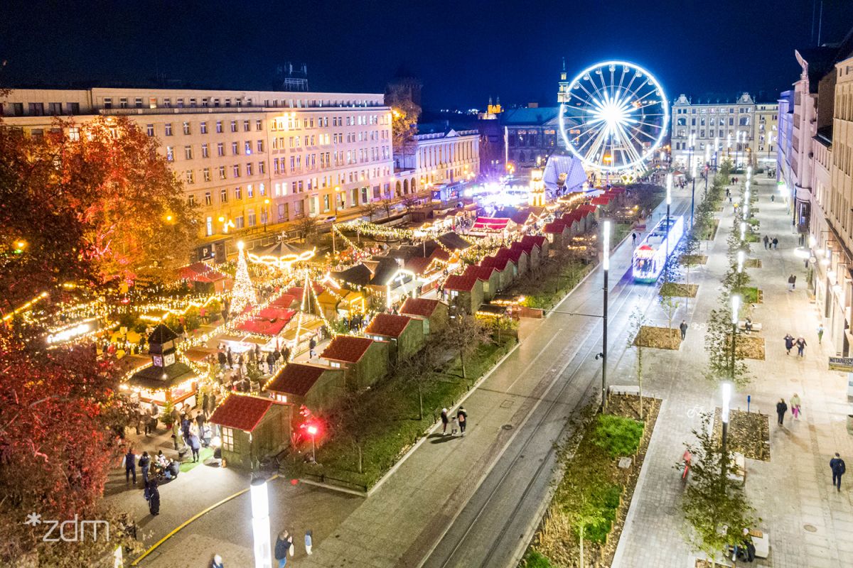 Zdjęcie jarmarku na placu Wolności - grafika artykułu