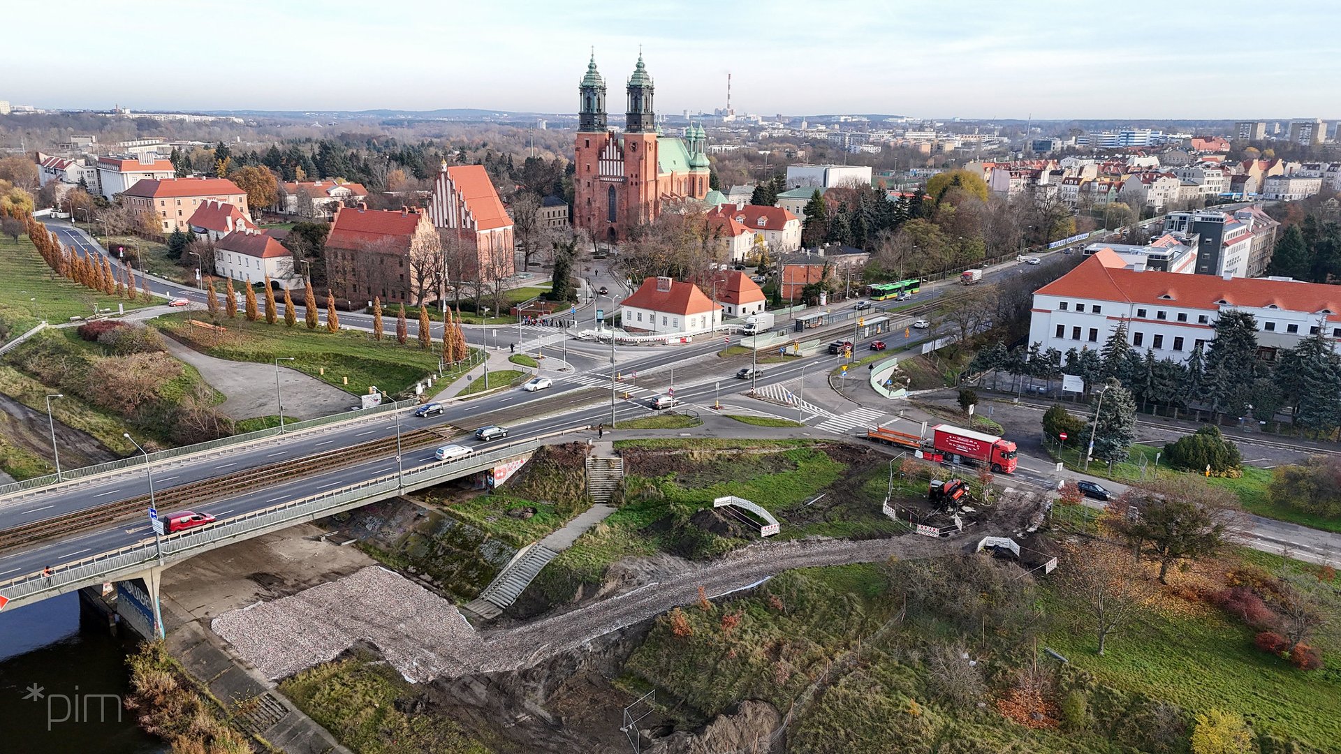 Widok na Ostrów Tumski, most Chrobrego i ul. Wyszyeńskiego oraz Wieżową - grafika artykułu