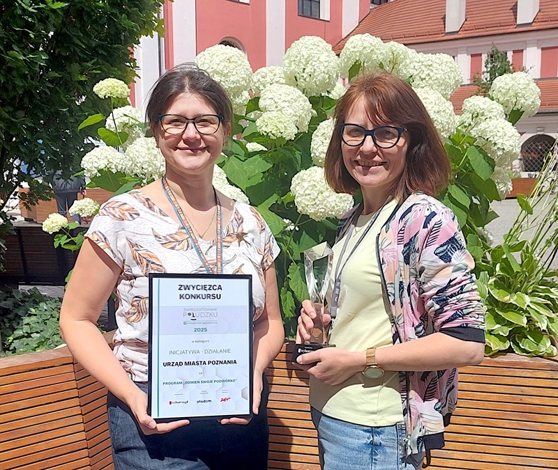 Koordynatorki nagrodzonego projektu - od lewej Paulina Idczak i Natalia Szwarc-Gosiewska trzymają statuetkę. - grafika artykułu