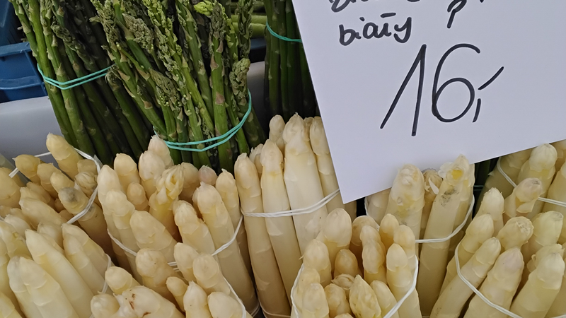 Szparagi na straganie z ceną 16 zł.