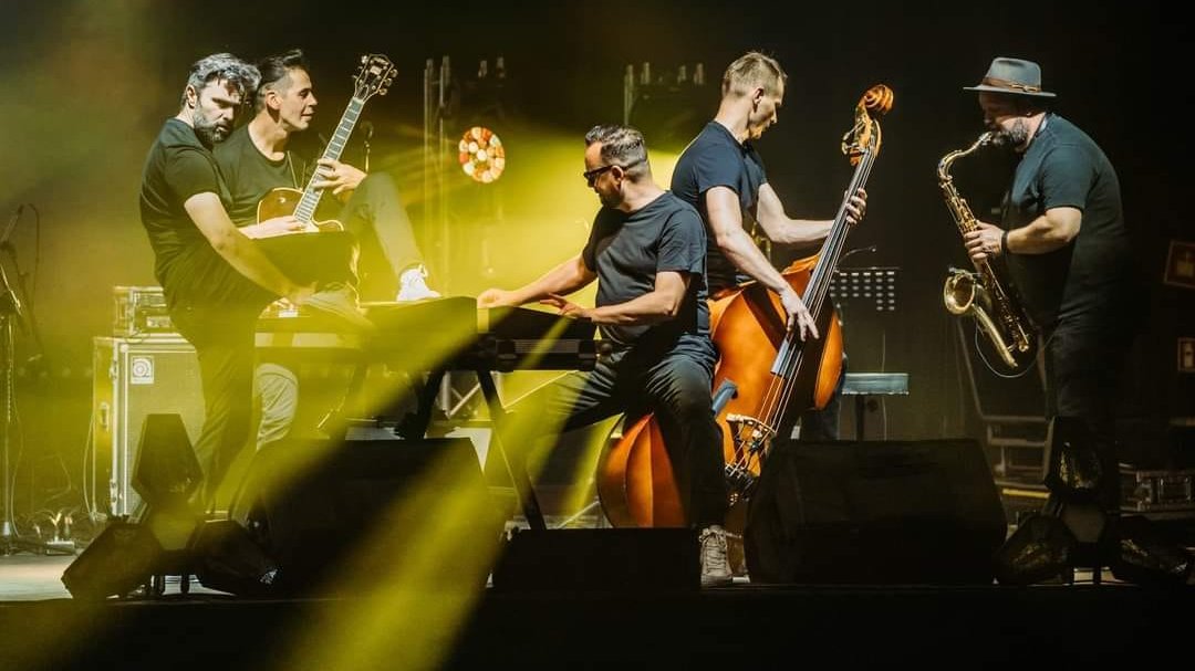 Zespół na scenie: gitarzysta, dwaj klawiszowcy, kontrabasista i saksofonista