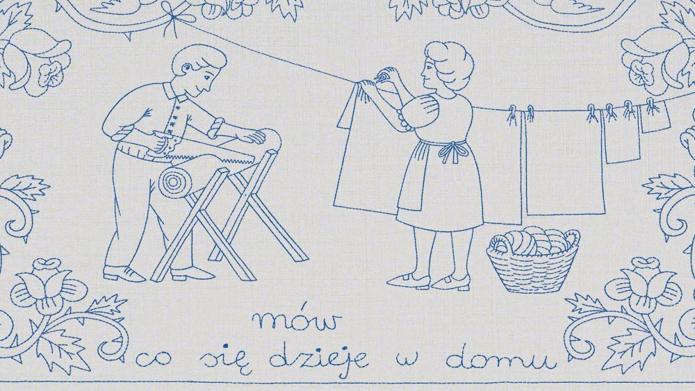 Na makatce mąż piłuje kawałek drewna, a żona obok wiesza pranie na sznurku. Oboje uśmiechnięci. - grafika artykułu