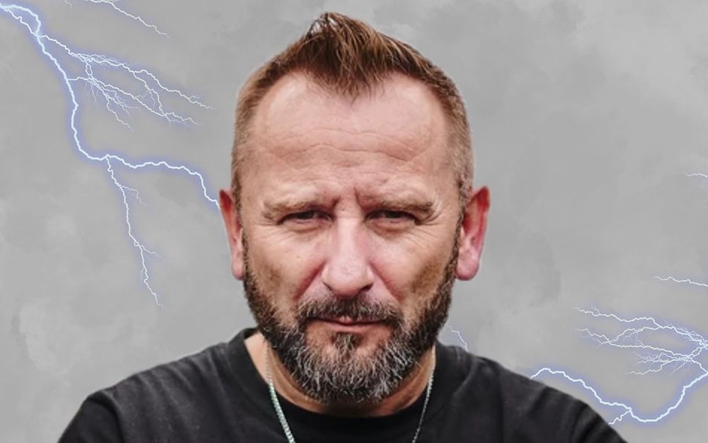 Mężczyzna w średnim wieku z brodą. - grafika artykułu