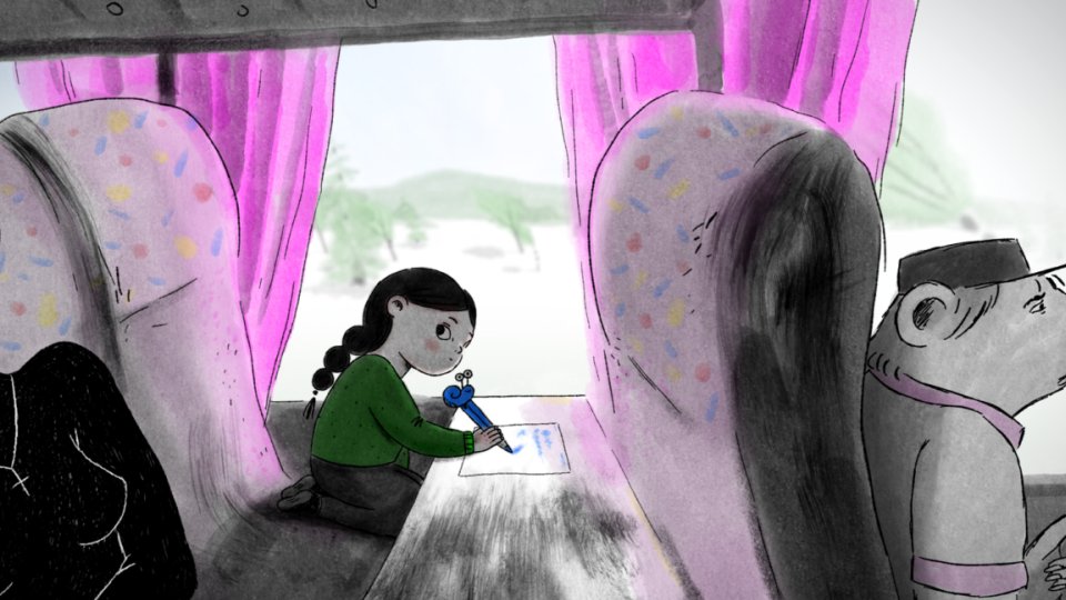 Mała dziewczynka w autobusie, rysuje coś długopisem ozdobionym ślimakiem, rozgląda się.