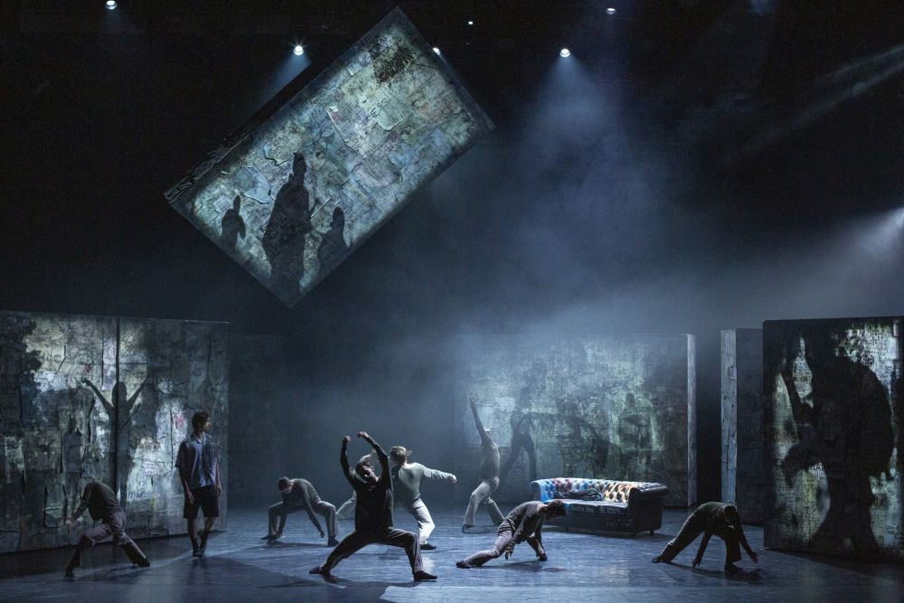 Tancerze w różnych pozach na scenie. Rzucają cienie. - grafika artykułu