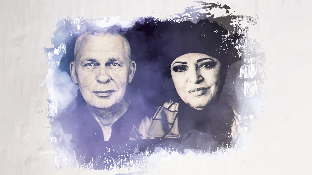 Artyści namalowani jak na obrazie, ona w berecie i kraciastym trenczu, on w czarnej koszuli. - grafika artykułu